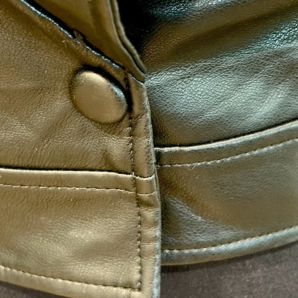 Azalea Wang Gisele Y2K
Style Cropped Faux Leather Fur Cuffed
Jacket - Picture 11 of 12